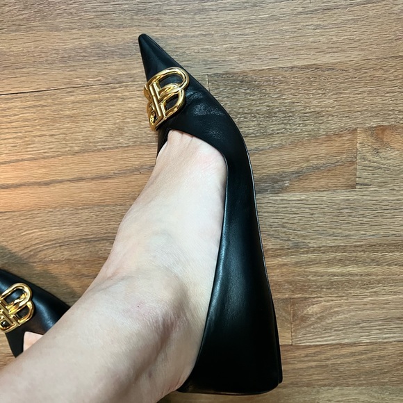 Balenciaga
Women's Black Bb Knife Leather Flats size 38 like new - Picture 2 of 8